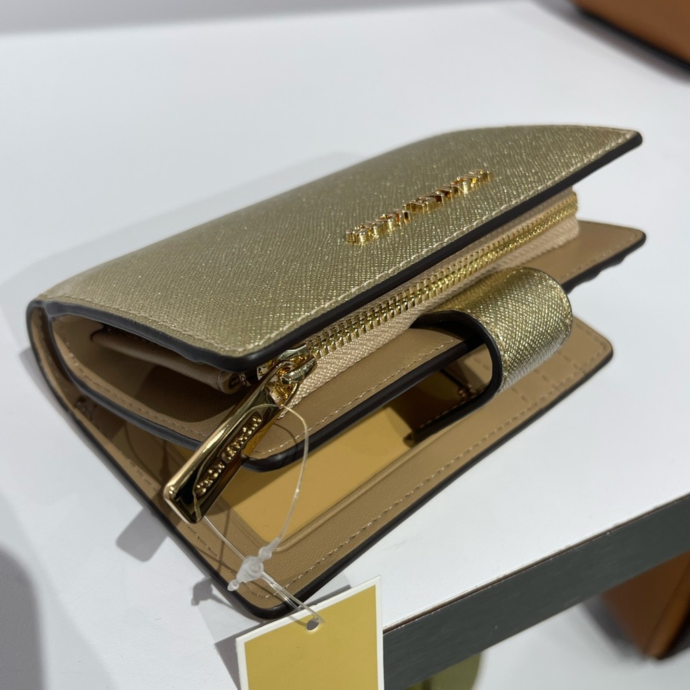 MICHAEL KORS Jet Set Md Zip CN Metallic Saffiano Leather BiFold Wallet
Pale Gold - Picture 4 of 16